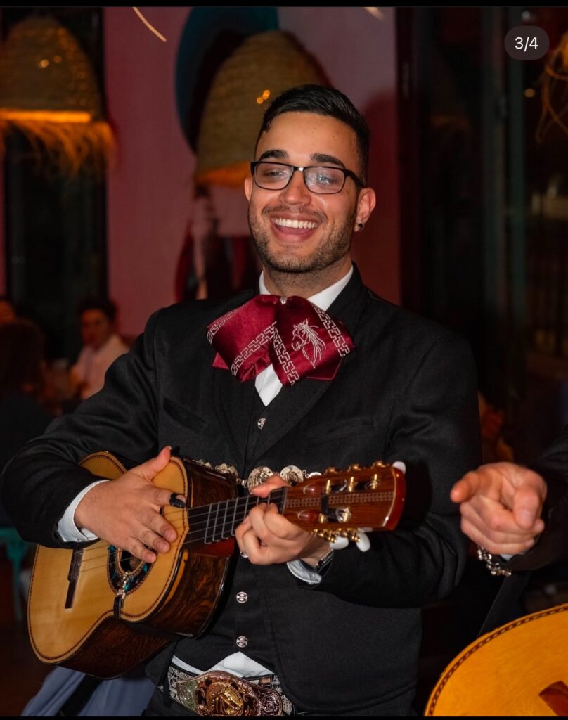 mariachis en madrid cantando cumpleaños