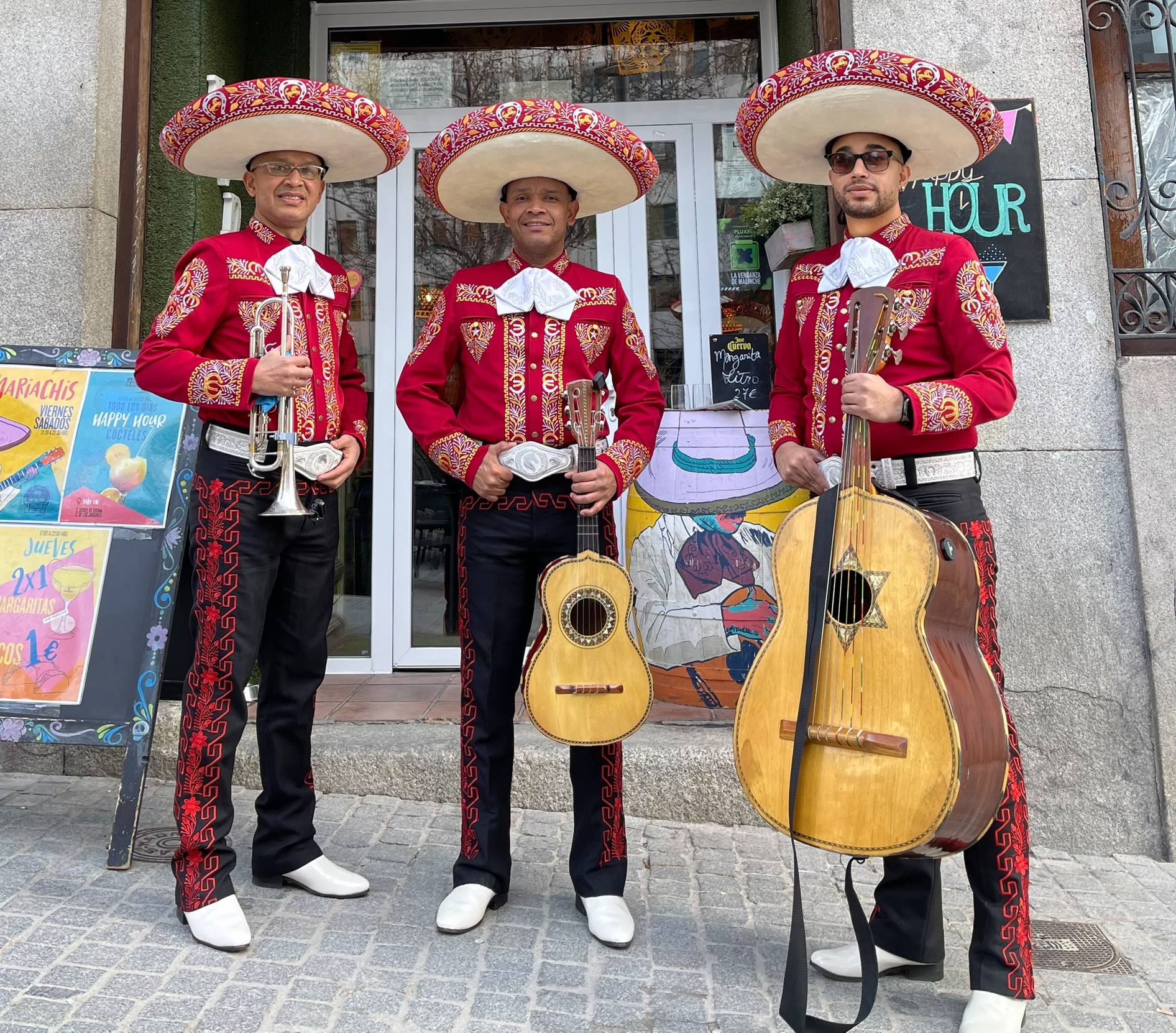 mariachi tocando en restaurante